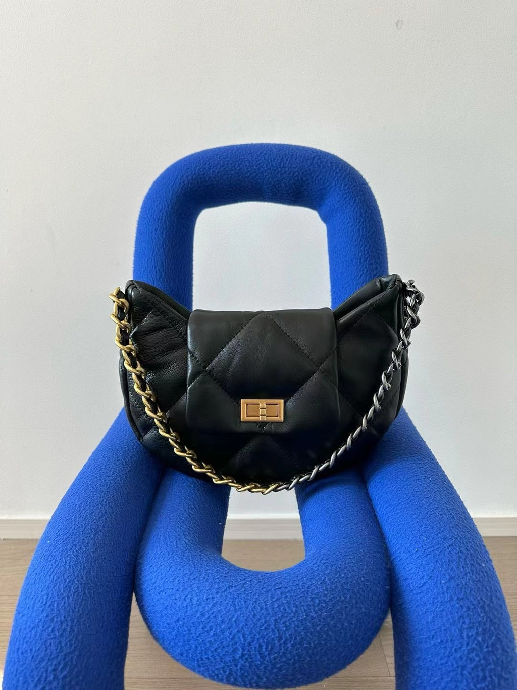 2023新款小香风复古拼接链条月牙腋下包真皮斜跨月牙包女单肩