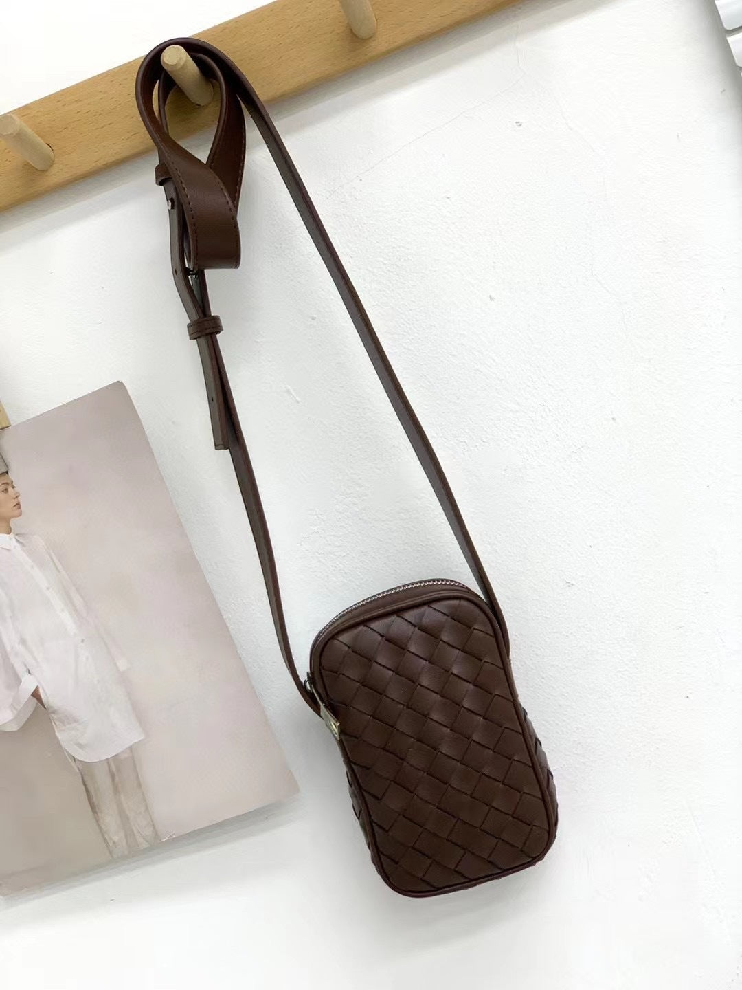 2024早春新款真皮编织包包女时尚高级感竖款手机包休闲迷你小挎包