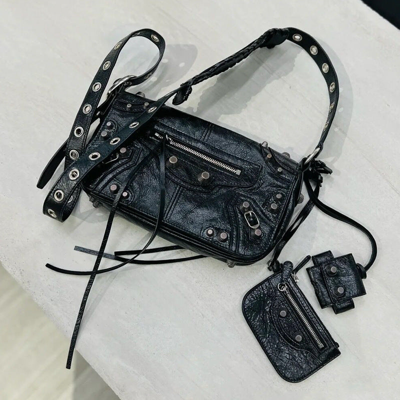 周董同款网红同款时尚暗黑机车铆钉设计方形包单肩斜挎包包中性包