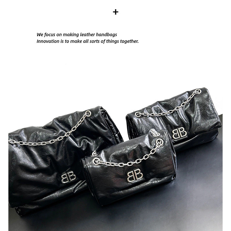 小众设计褶皱羽绒邮差包2023新款大容量甜酷女孩斜挎包单肩大包女