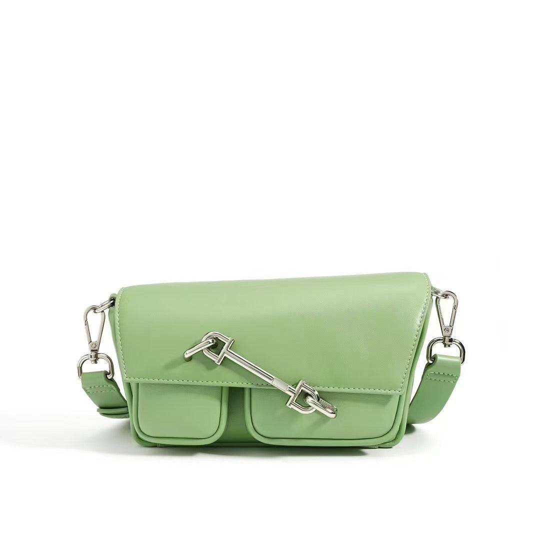 锁扣小众斜挎包 百搭头层牛皮宽肩带潮炸斜挎锁盒mini相机包 批发