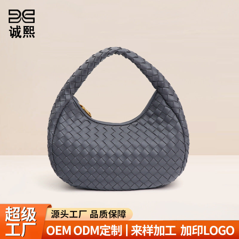 广州工厂批发编织女包定制加标手拎月牙包复古潮流手提轻便饺子包