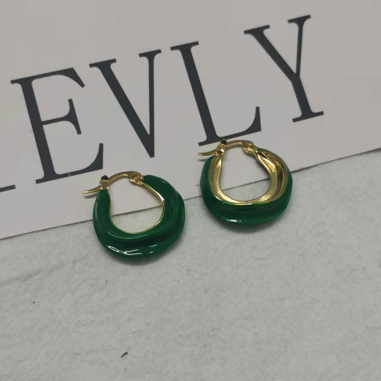 赛家新款celin秀创意彩色珐琅小号金色饰面黄铜圈式扭曲圆圈耳环