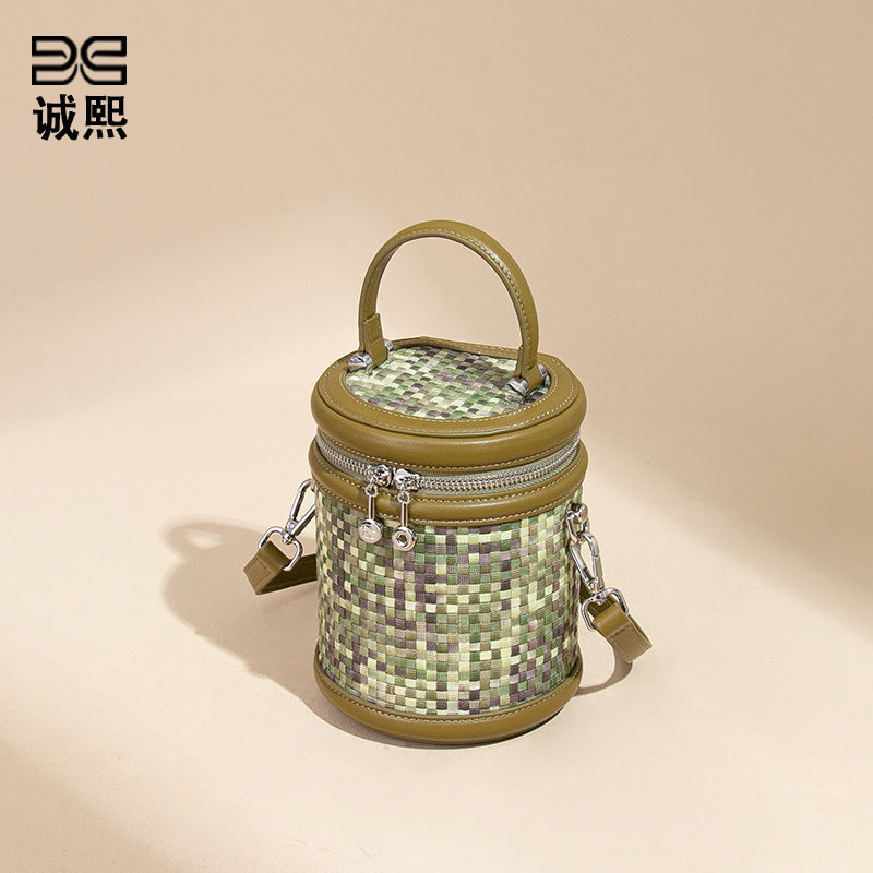 手提水桶包包女撞色新品潮流编织包单肩斜跨化妆包小众百搭圆筒包