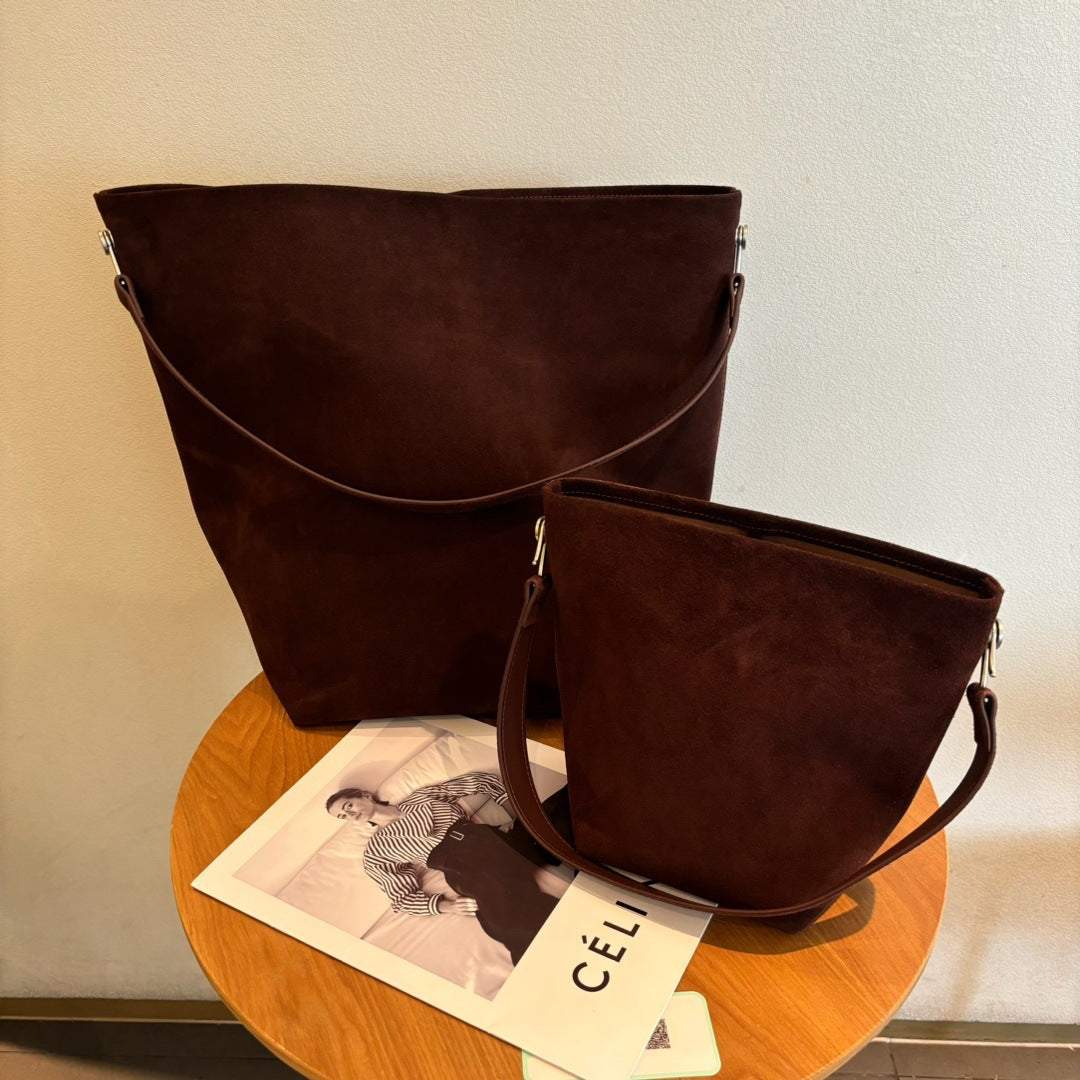 美拉德复古包包女2024新款秋冬麂皮绒面单肩斜挎大容量通勤水桶包