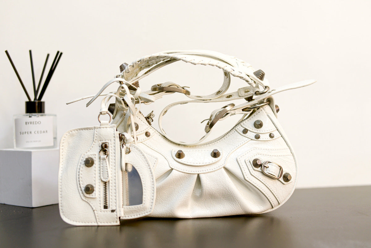 真皮包包女2022新款单肩轻奢月牙包质感法式腋下包铆钉流苏月牙褶