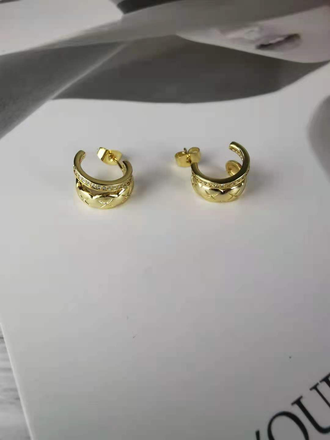 赛家新款菱格纹镶钻耳钉几何形设计感港味欧美冷淡风C形耳环ins风