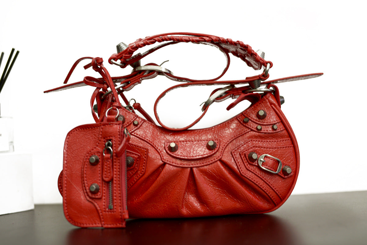 真皮包包女2022新款单肩轻奢月牙包质感法式腋下包铆钉流苏月牙褶