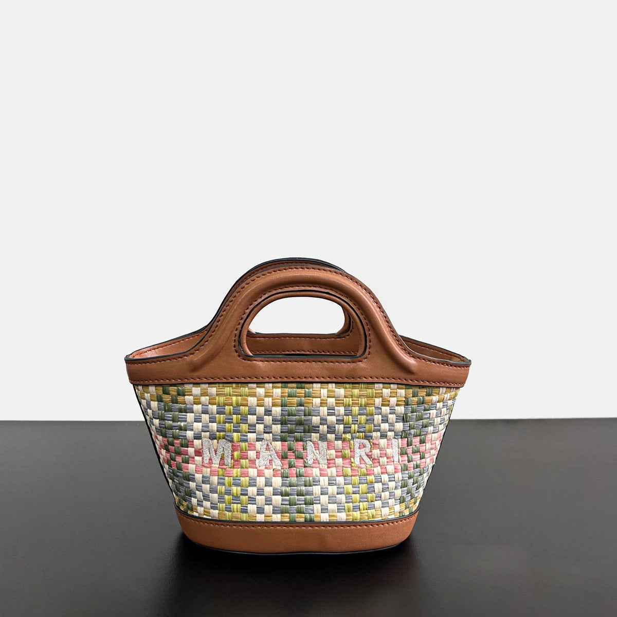 春夏小众沙滩草编拼牛皮波点菜篮子包休闲百搭单肩斜跨手提水桶包