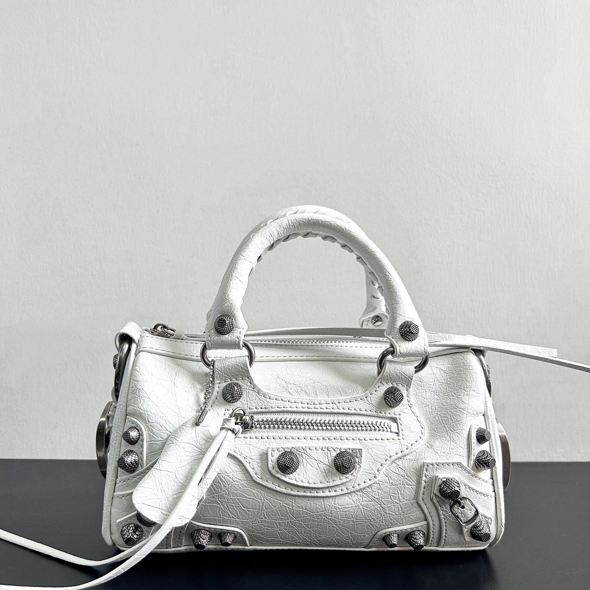 2023新款网红同款时尚百搭暗黑机车铆钉设计小托特手提斜挎包包女