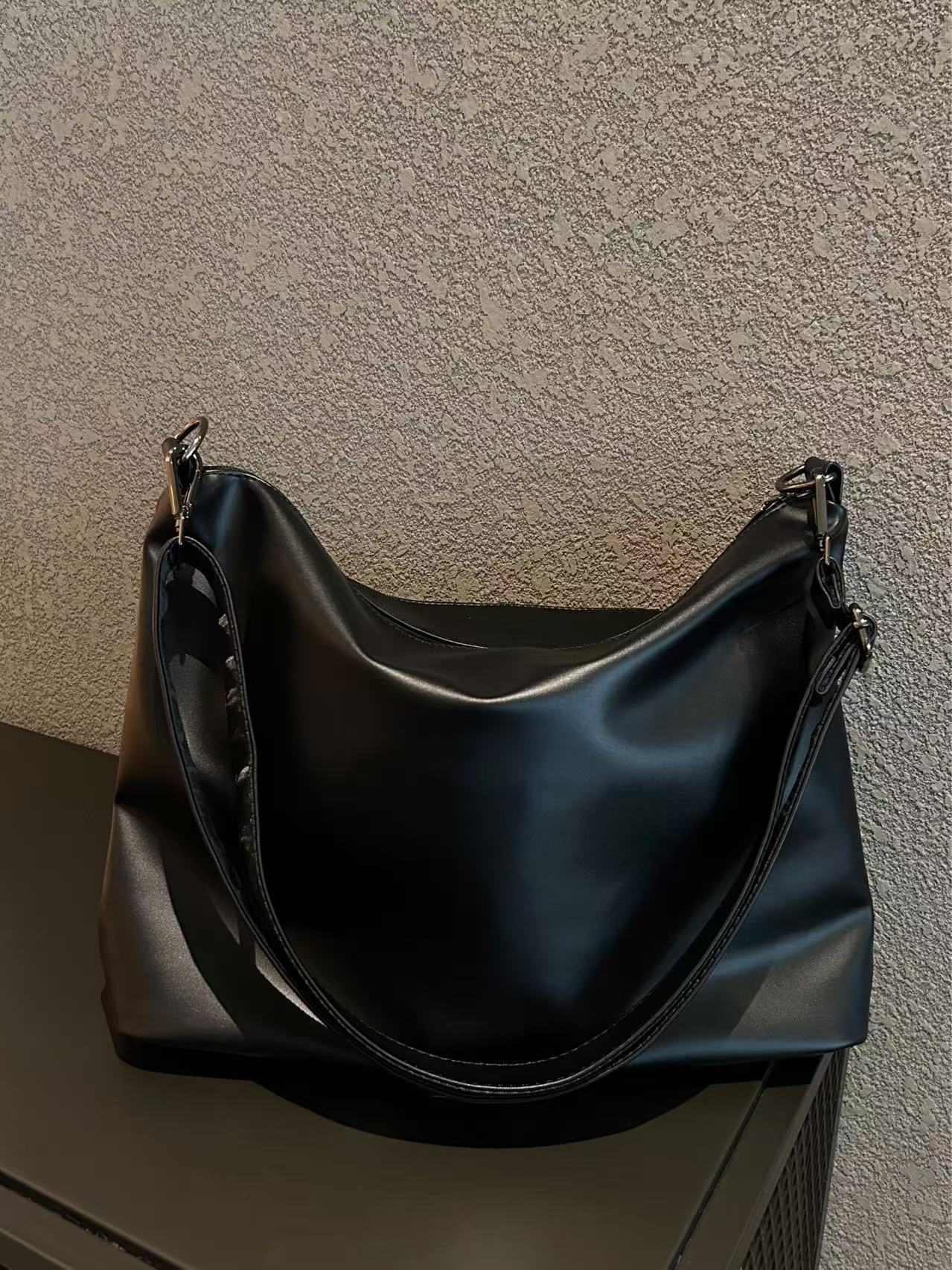 大容量托特包百搭黑色单肩斜挎包健身ins小众轻奢街头通勤电脑包