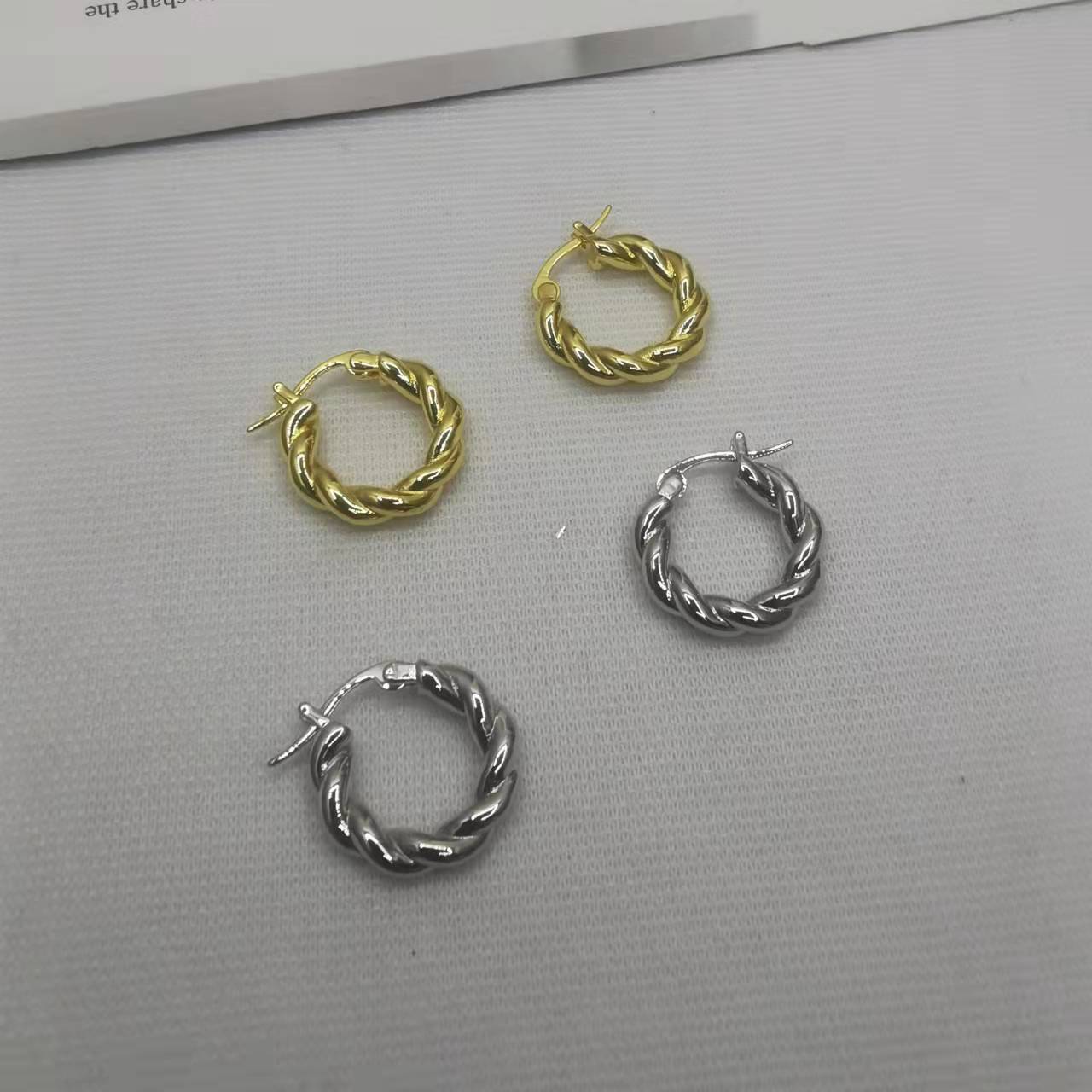 BV家21新款麻花耳环女高级感简约百搭光面环形扭扭耳扣几何小耳圈