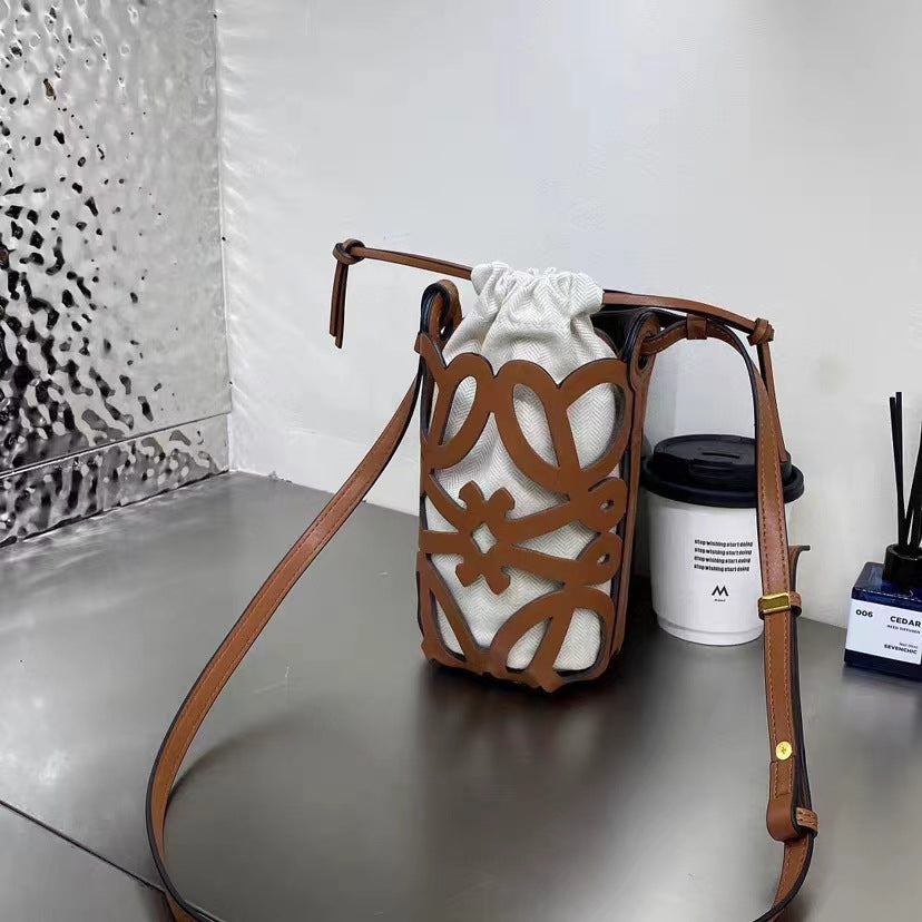 欧货品质女包2023新款水桶包复古文艺牛皮镂空个性单肩斜挎包包