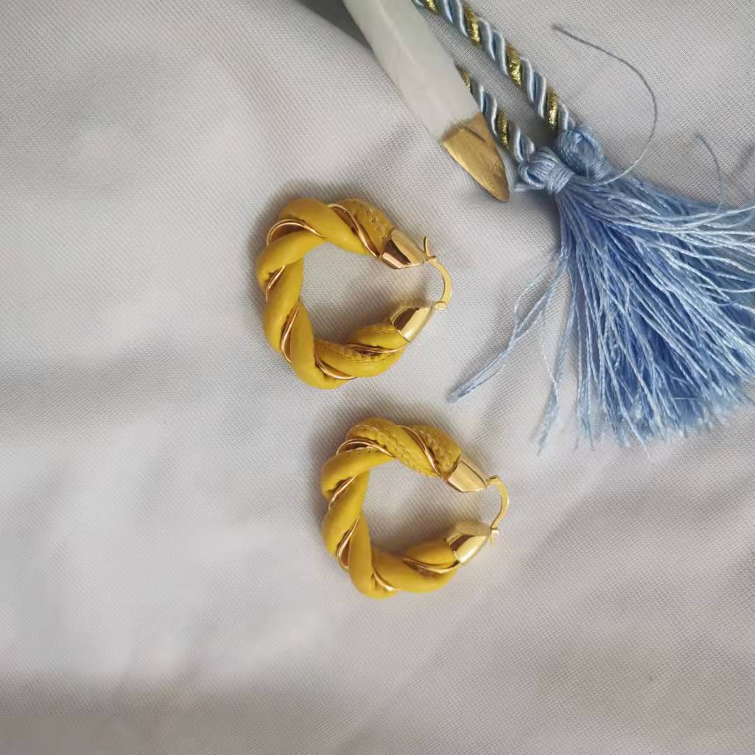 厂家批发BV新款三角扭结耳圈女欧美风高级感耳饰气质几何皮革耳环