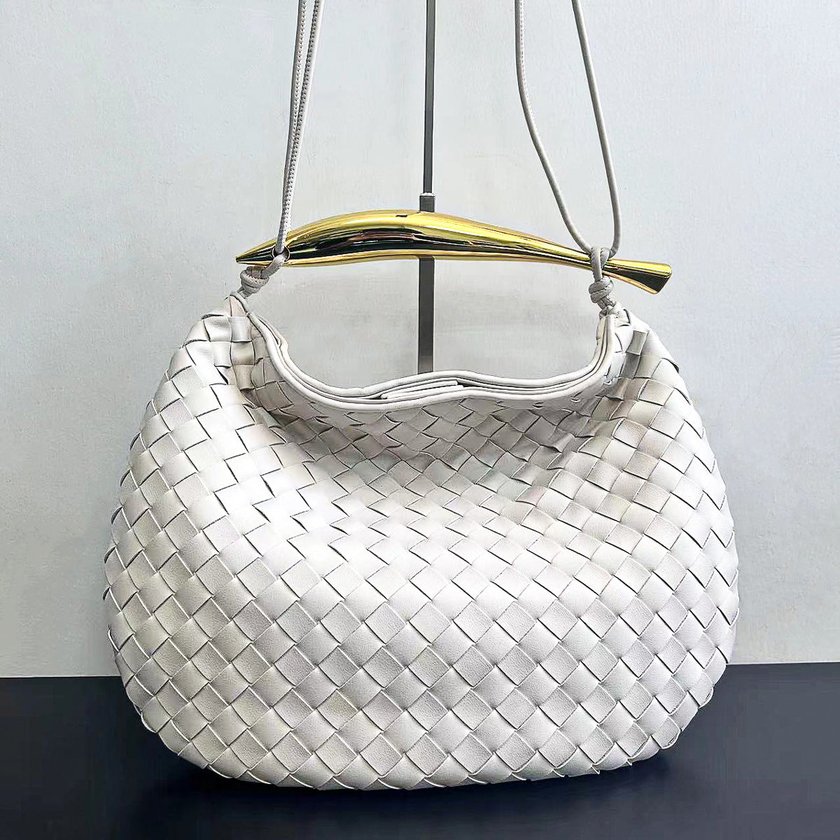 预售新款沙丁鱼编织包真皮时尚休闲高级感鲨鱼金属柄半月手提女包