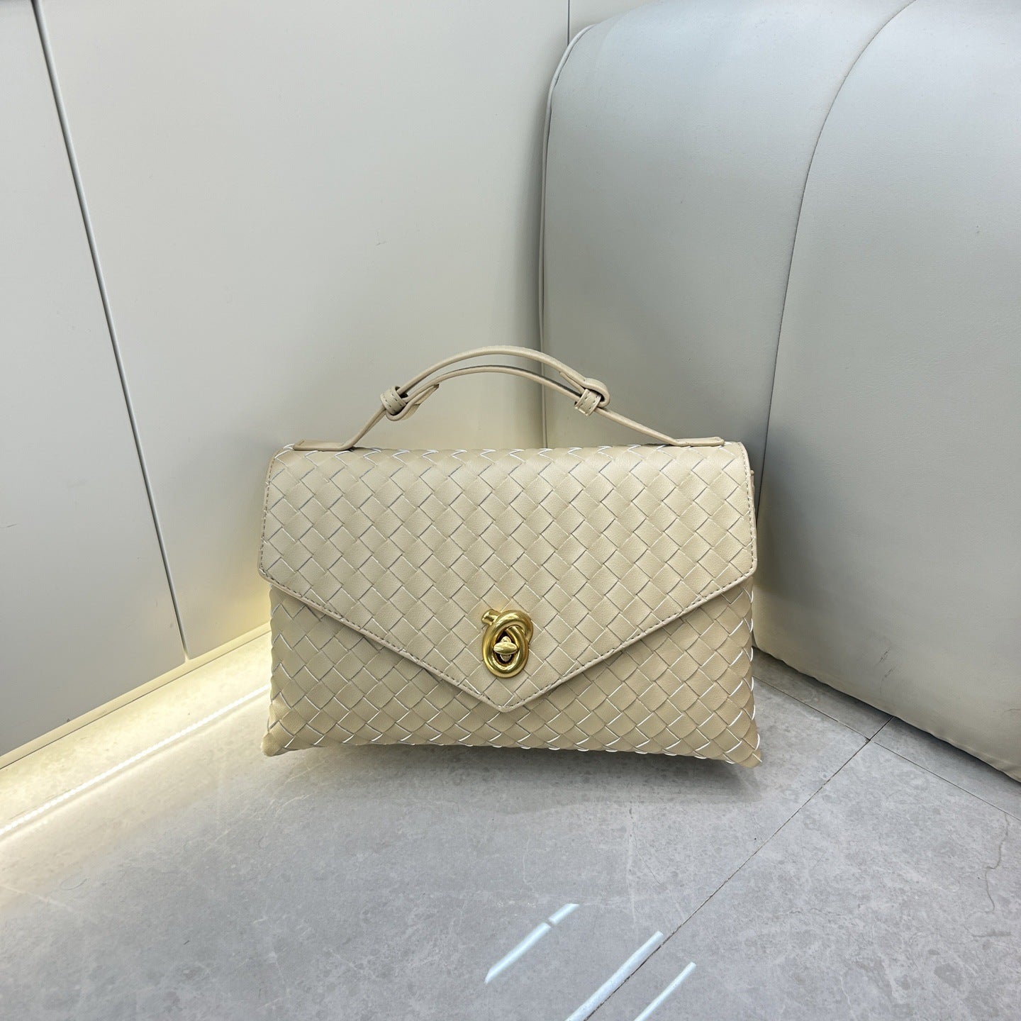 真皮编织小方盒女包2025春季新款时尚百搭锁扣大容量手提斜跨包女