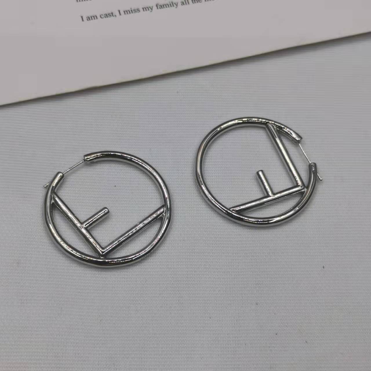 芬家21新款F字母圆圈耳环女高级感气质光面欧美风耳扣不对称耳圈