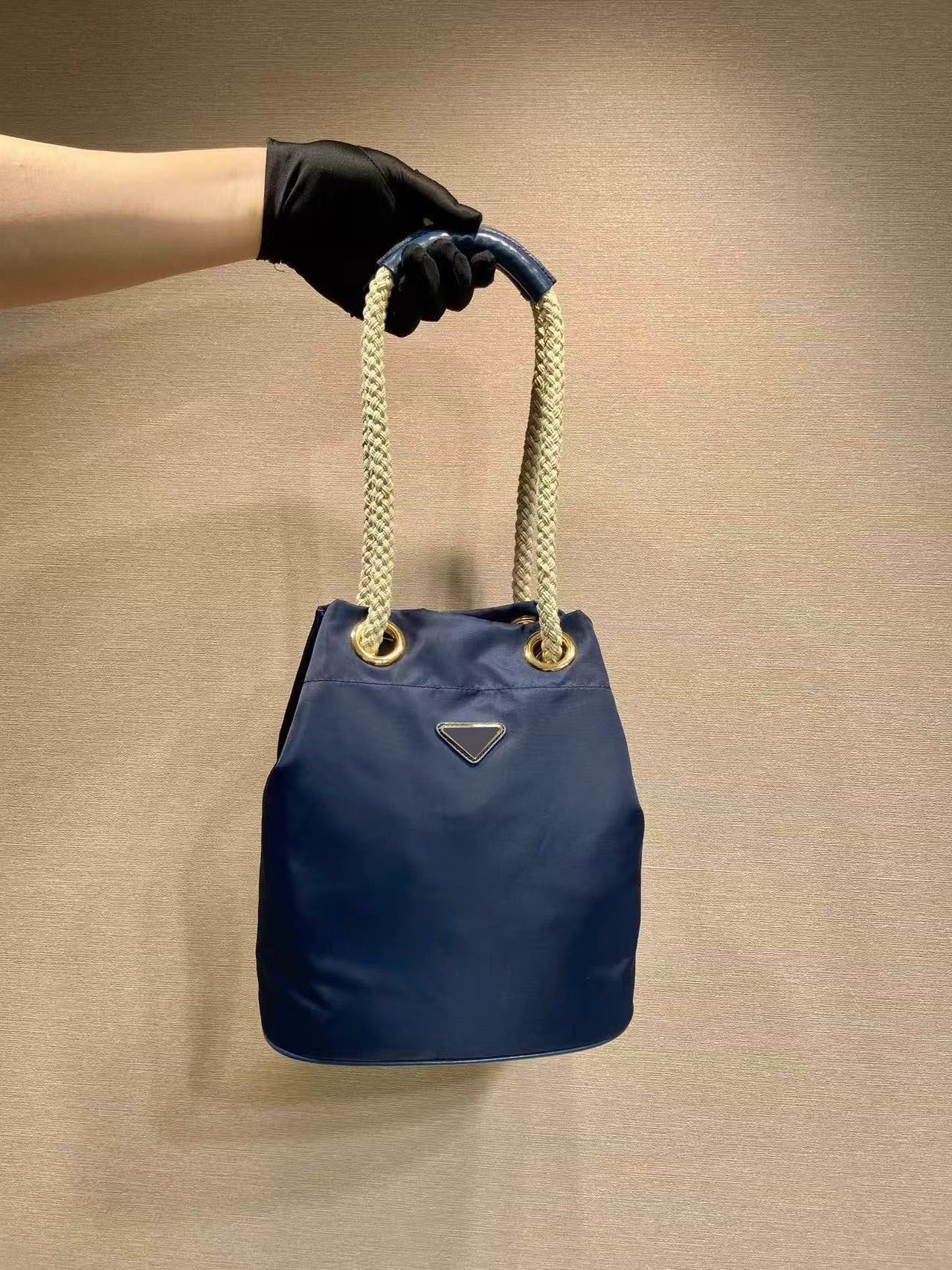 25新款进口防水尼龙抽绳水桶包P家简约时尚大容量手提单肩腋下包