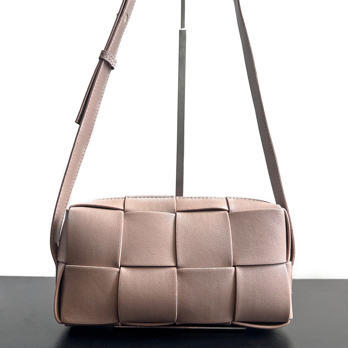 高级感包包女春夏百搭2023新款时尚单肩斜挎包流行爆款编织枕头包