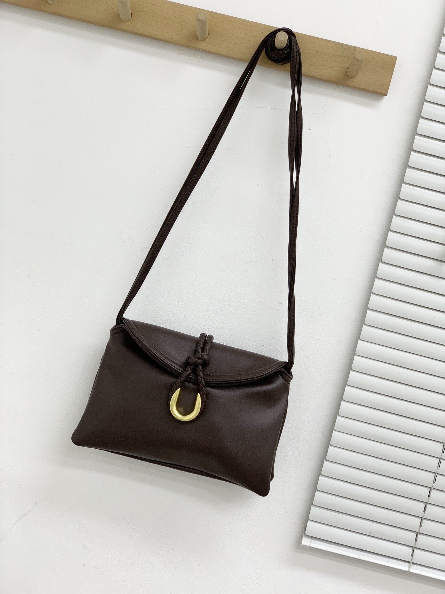 24新款植鞣牛皮编织绳扣女包单肩斜挎包高级质感女手拿腋下包包