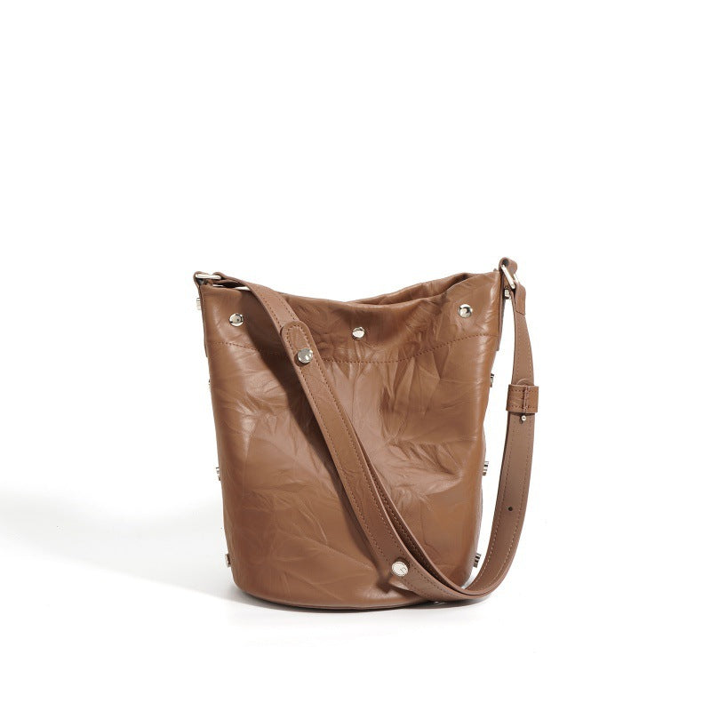 褶皱牛皮大容量水桶包通勤斜跨包单肩包潮流休闲复古真皮女包代发