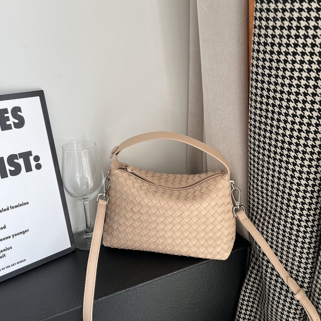 亚马逊小众真皮编织饺子包牛皮流浪风斜挎包女枕头包手拎包批发