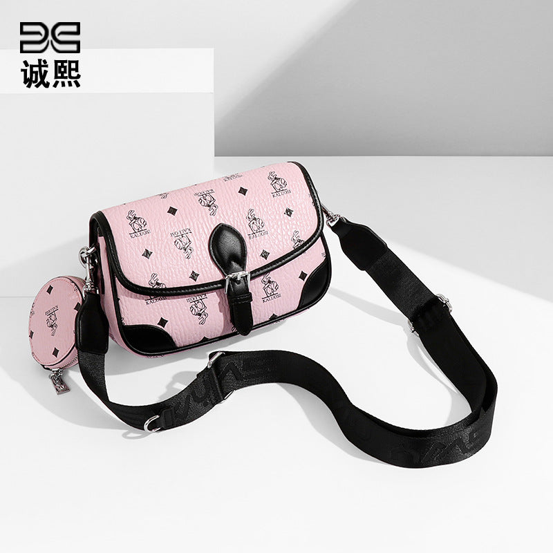 小众新款百搭单肩斜挎包洋气兔子质感宽肩带小方包时尚流行腋下包