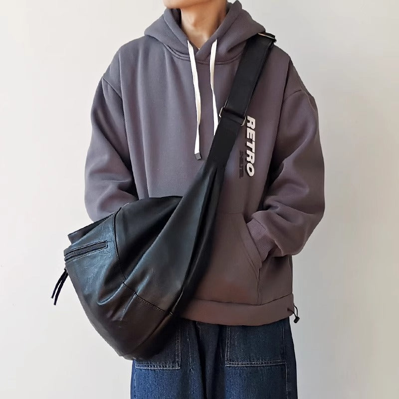 男士潮流单肩包个性休闲斜挎包大容量饺子包韩版时尚背包PU皮包酷