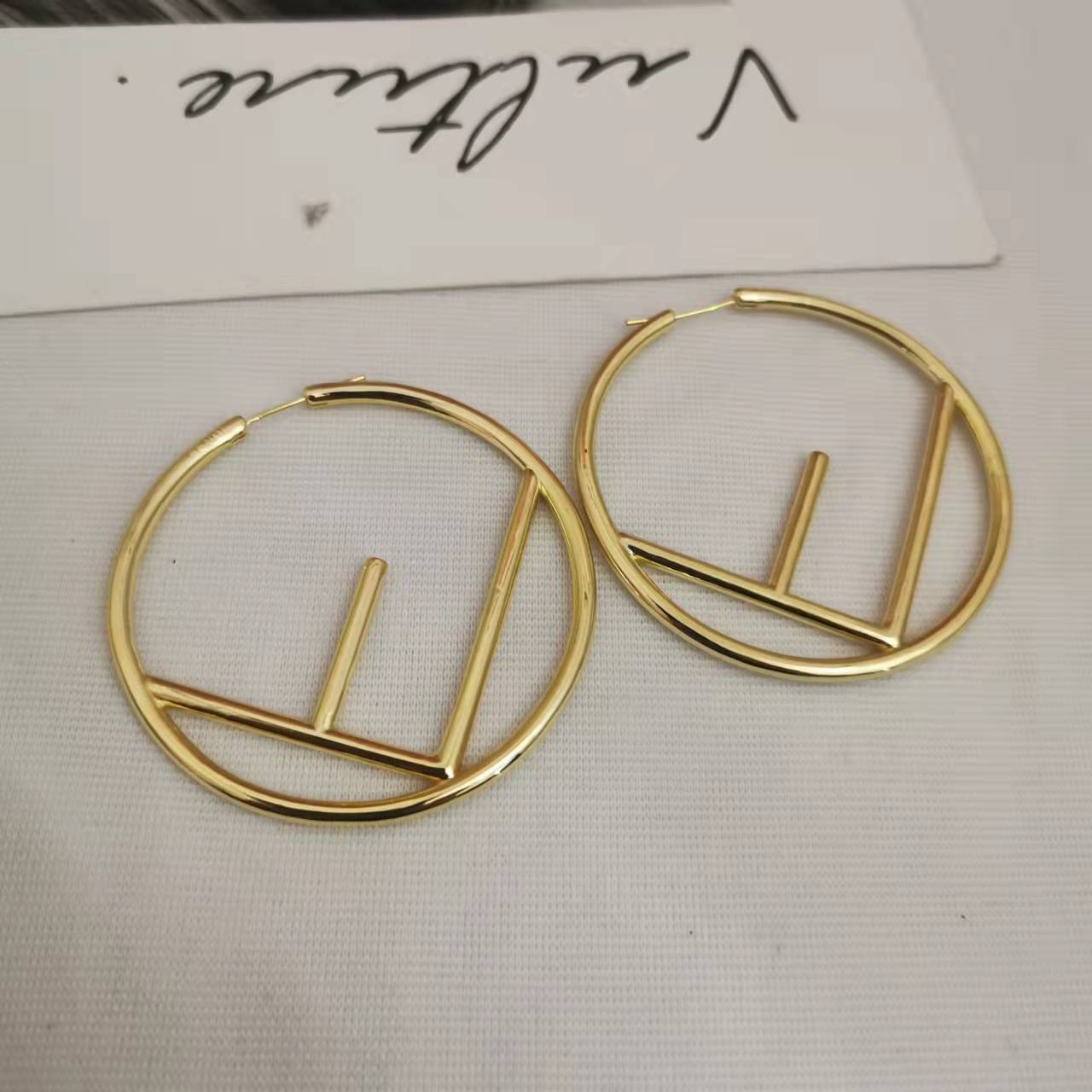 芬家21新款F字母圆圈耳环女高级感气质光面欧美风耳扣不对称耳圈