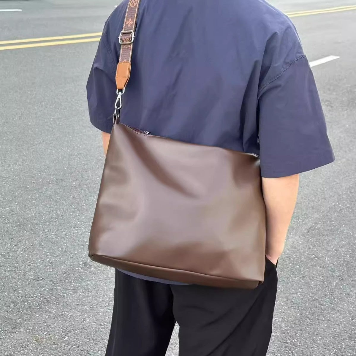 大容量托特包百搭黑色单肩斜挎包健身ins小众轻奢街头通勤电脑包