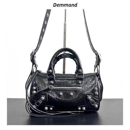 2023新款网红同款时尚百搭暗黑机车铆钉设计小托特手提斜挎包包女