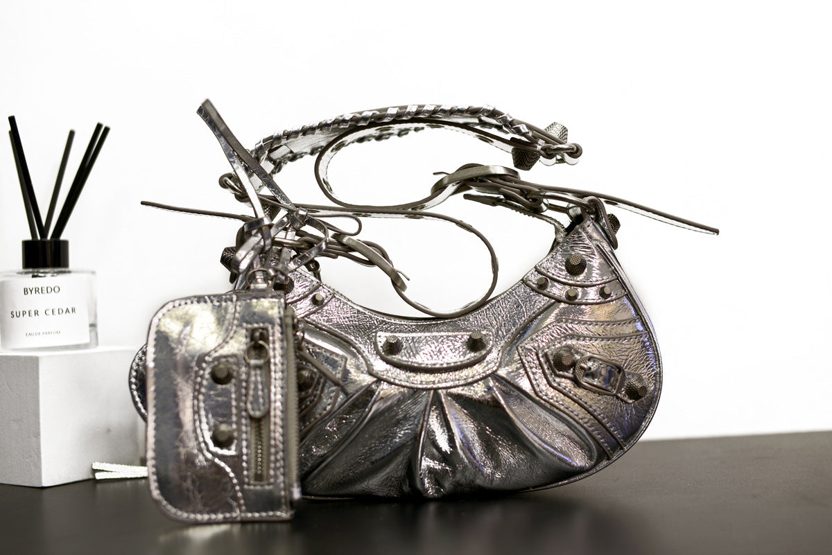 真皮包包女2022新款单肩轻奢月牙包质感法式腋下包铆钉流苏月牙褶