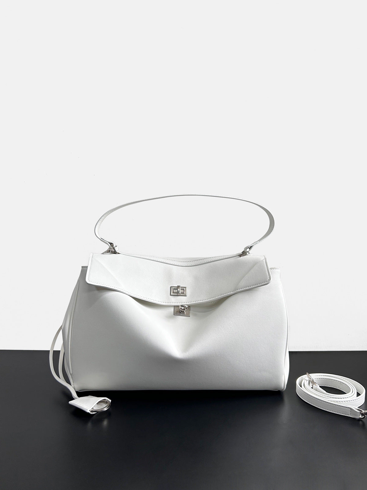 大气时尚锁扣牛皮女包2024新款链条轻便质感洋气真皮软皮斜挎包包