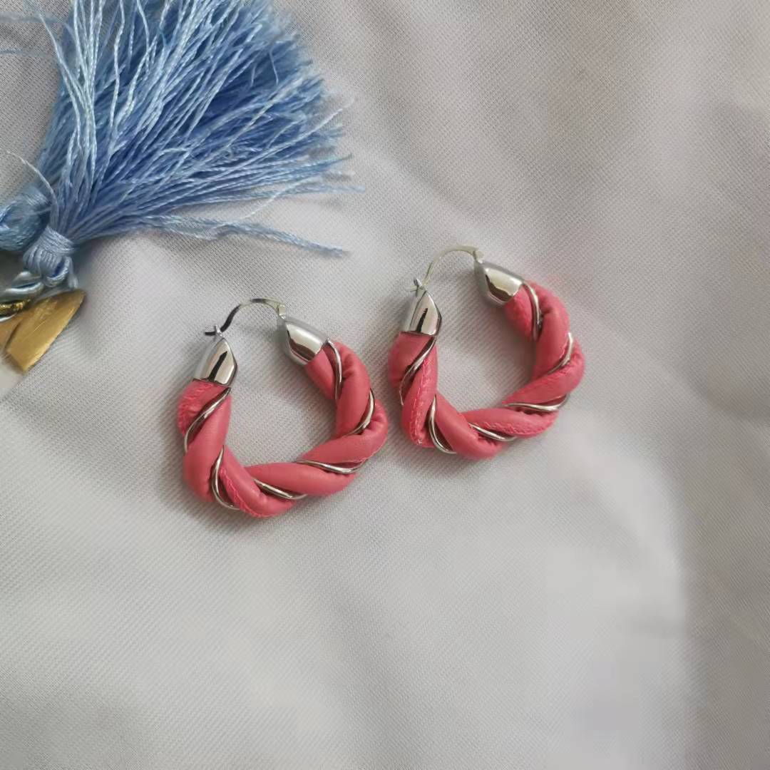 厂家批发BV新款三角扭结耳圈女欧美风高级感耳饰气质几何皮革耳环