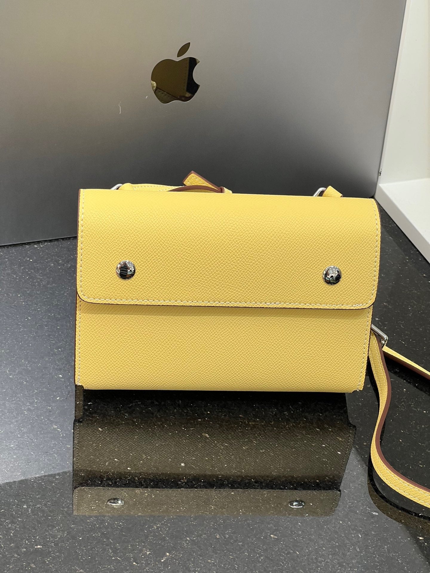 2024新款真皮中古款小腰包女手掌纹小方包简约通勤肩斜挎信封包潮