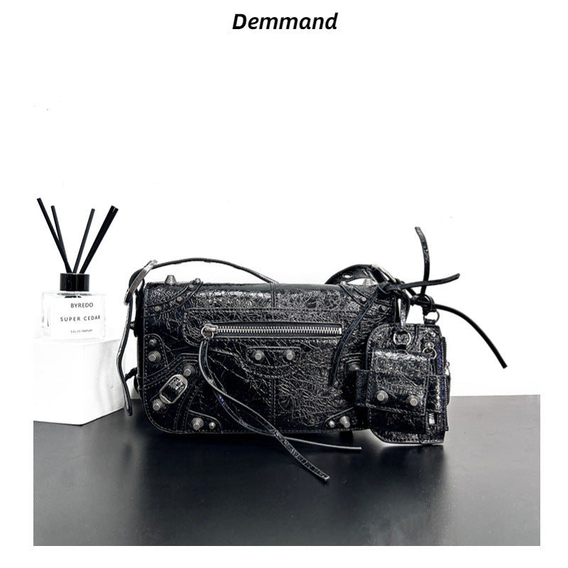 2023春季新款网红同款翻盖机车包复古铆钉休闲百搭相机包斜挎包包