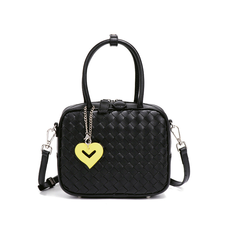 甜妹时尚斜挎女包爱心挂件手拎包化妆包轻便大容量编织单肩枕头包