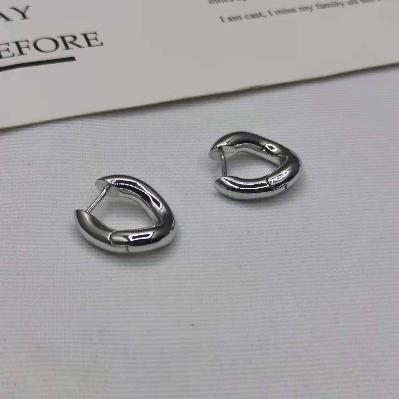 巴黎家21新款几何U形耳环女高级感极简风气质光面环形不规则耳钉