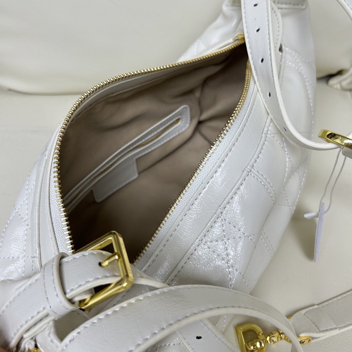 2025新款头层牛皮平纹爆裂纹饺子包油蜡松弛慵懒百搭休闲饭盒包女