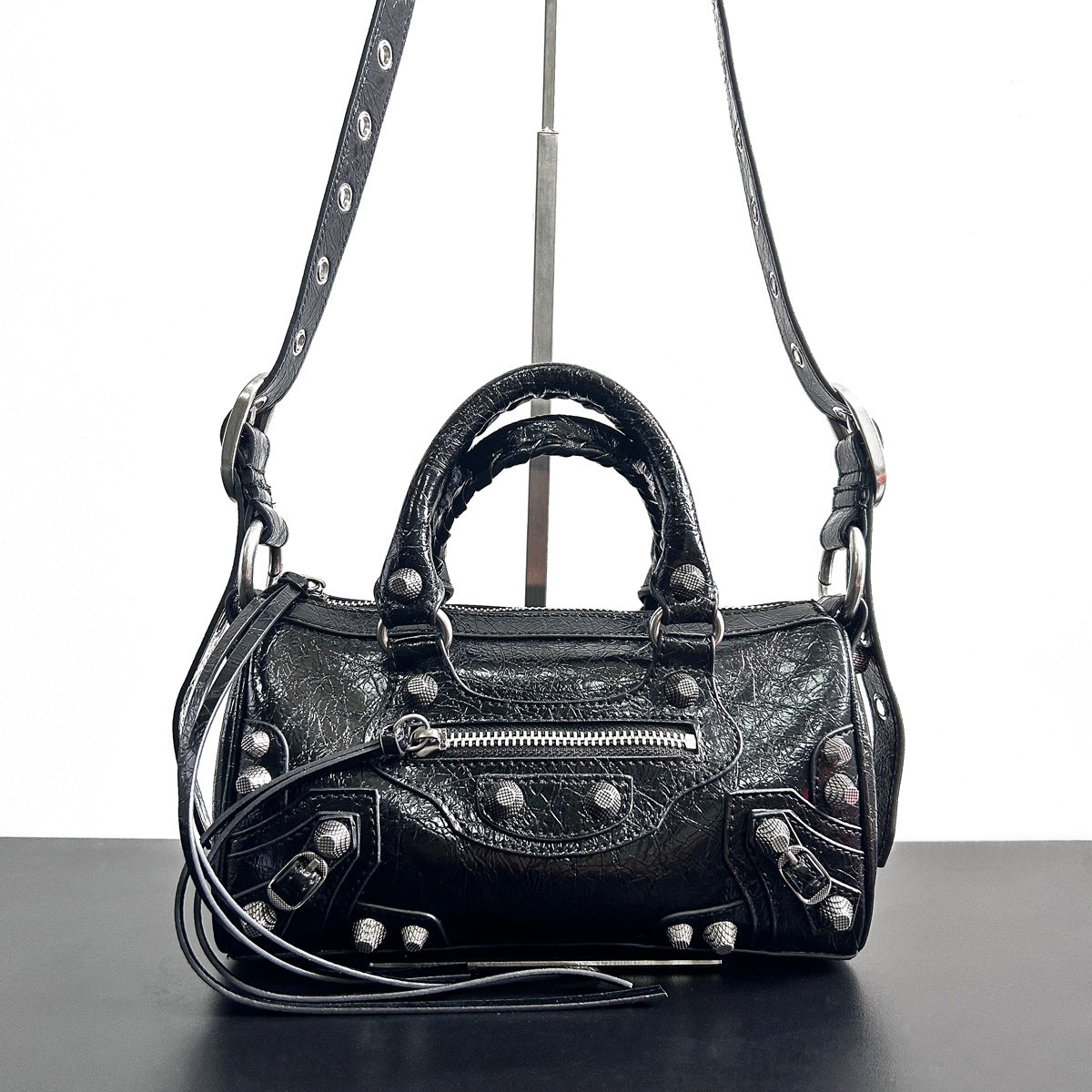 2023新款网红同款时尚百搭暗黑机车铆钉设计小托特手提斜挎包包女