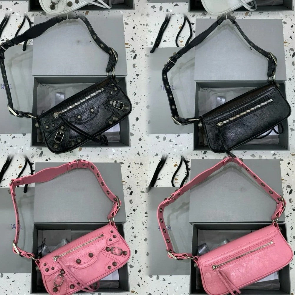 周董同款网红同款时尚暗黑机车铆钉设计方形包单肩斜挎包包中性包