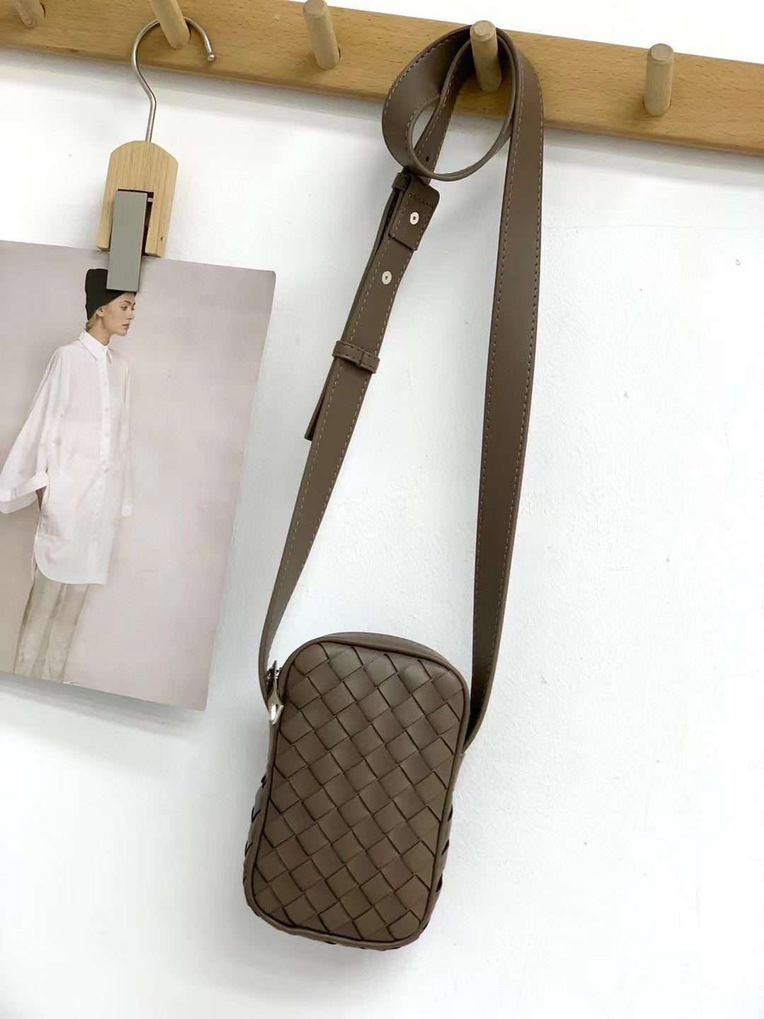 2024早春新款真皮编织包包女时尚高级感竖款手机包休闲迷你小挎包