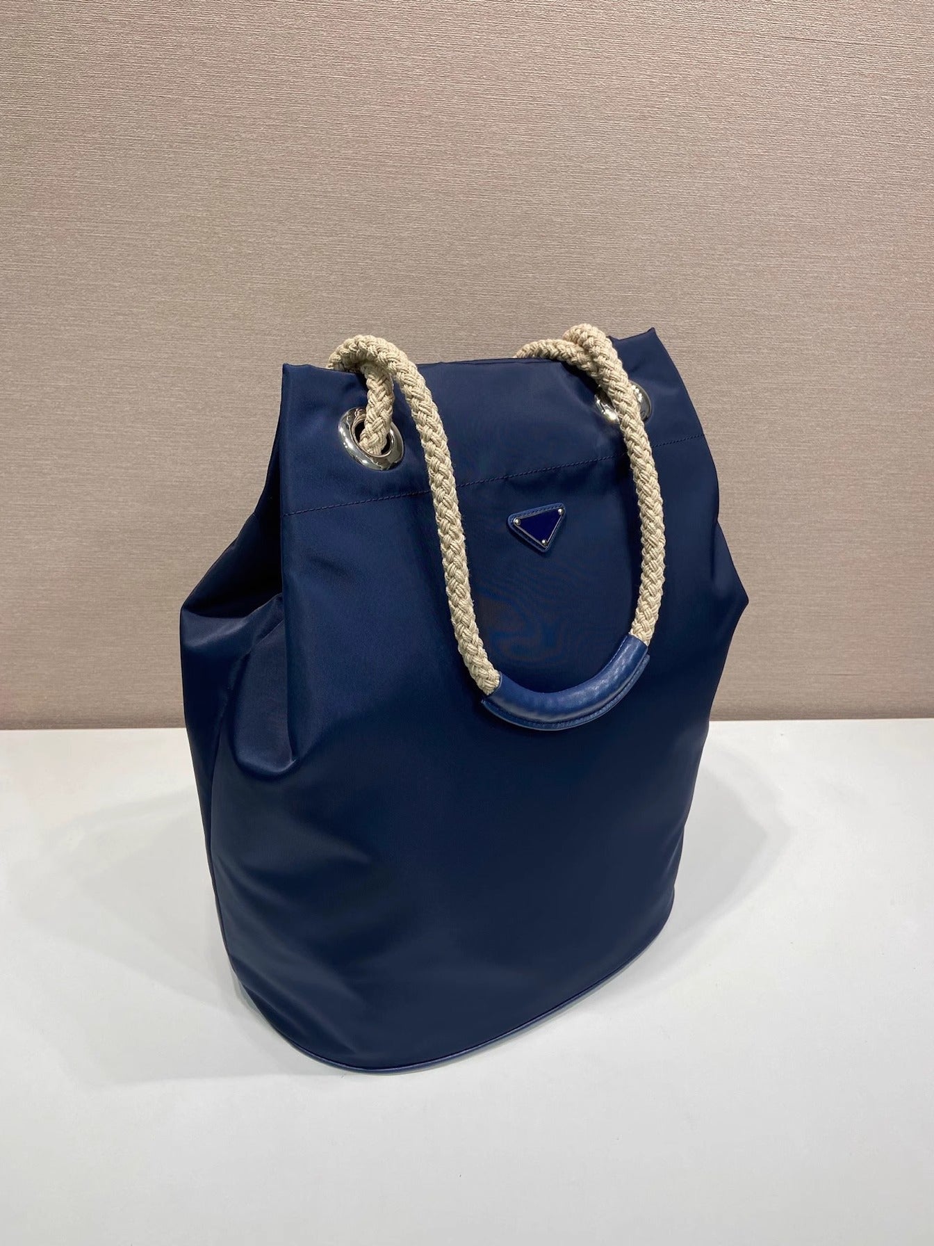 25新款进口防水尼龙抽绳水桶包P家简约时尚大容量手提单肩腋下包