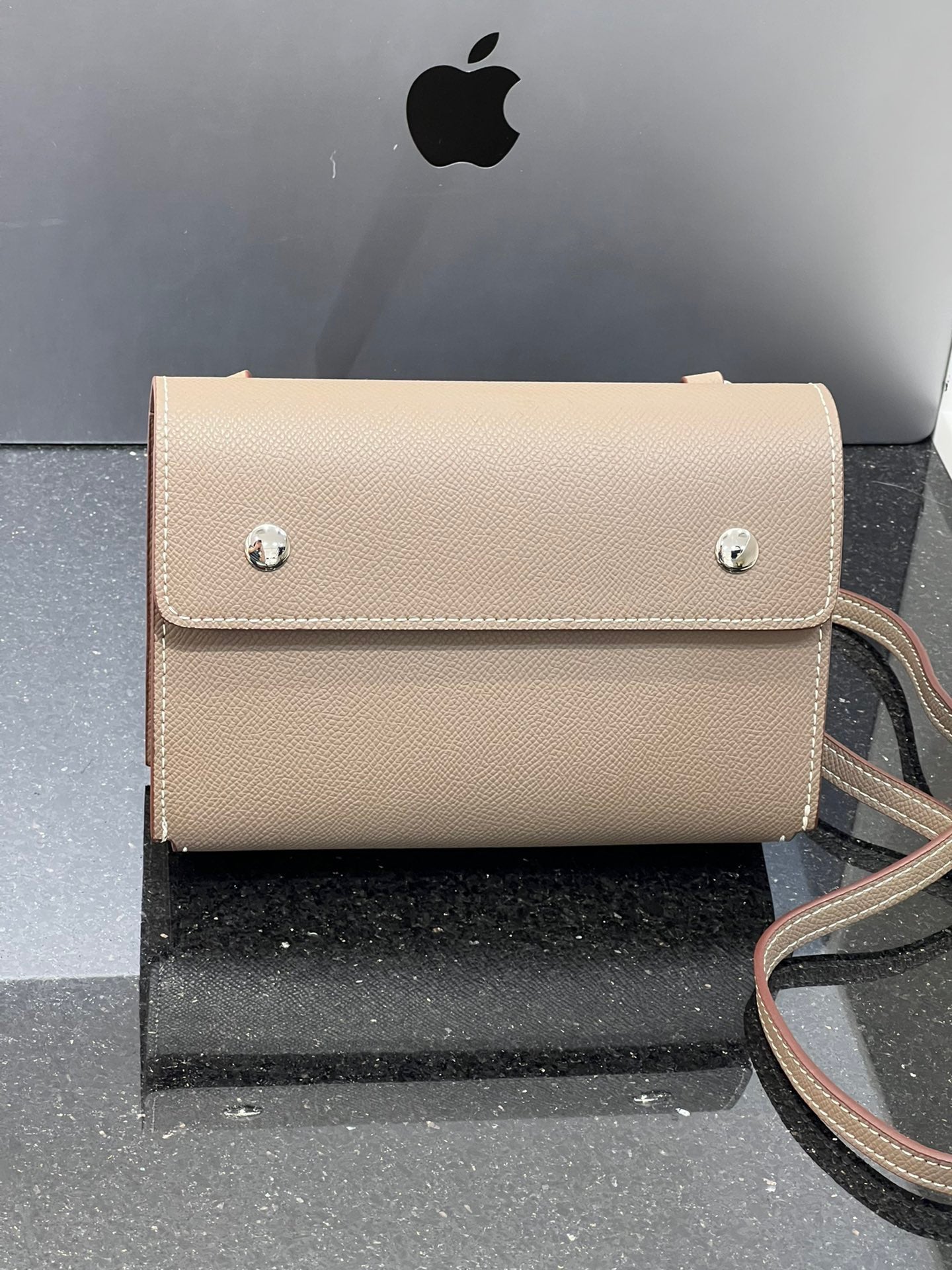 2024新款真皮中古款小腰包女手掌纹小方包简约通勤肩斜挎信封包潮