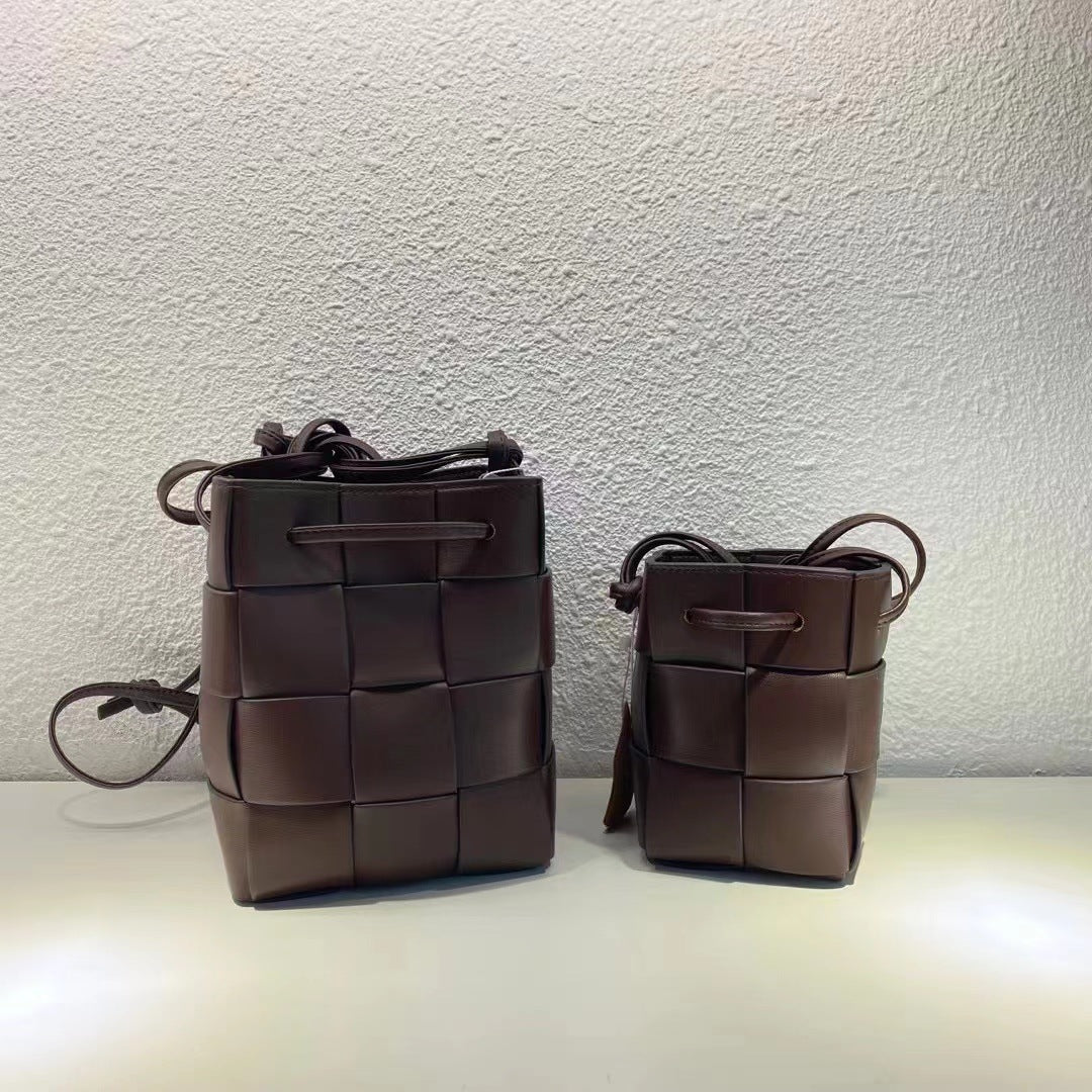 2023手拎休闲单肩包纯色手提包女包抽绳编织菜篮子水桶包轻奢风