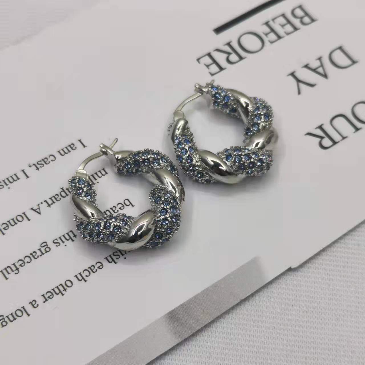 BV家21新款麻花绿钻蓝钻耳环女高级感气质几何形微镶满钻扭扭耳扣