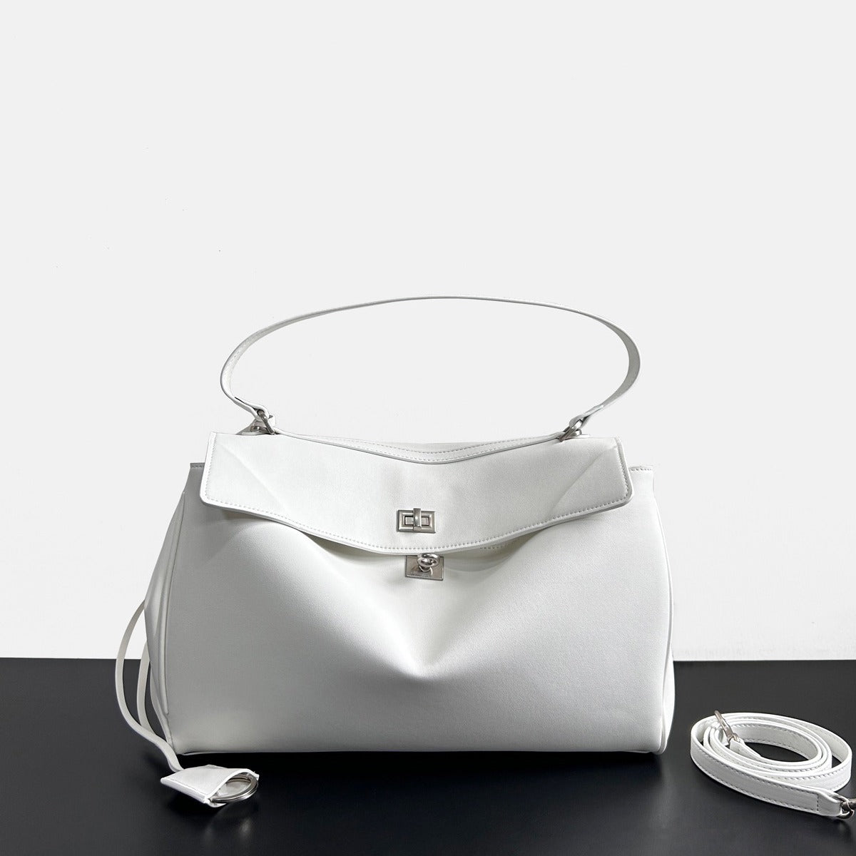 大气时尚锁扣牛皮女包2024新款链条轻便质感洋气真皮软皮斜挎包包