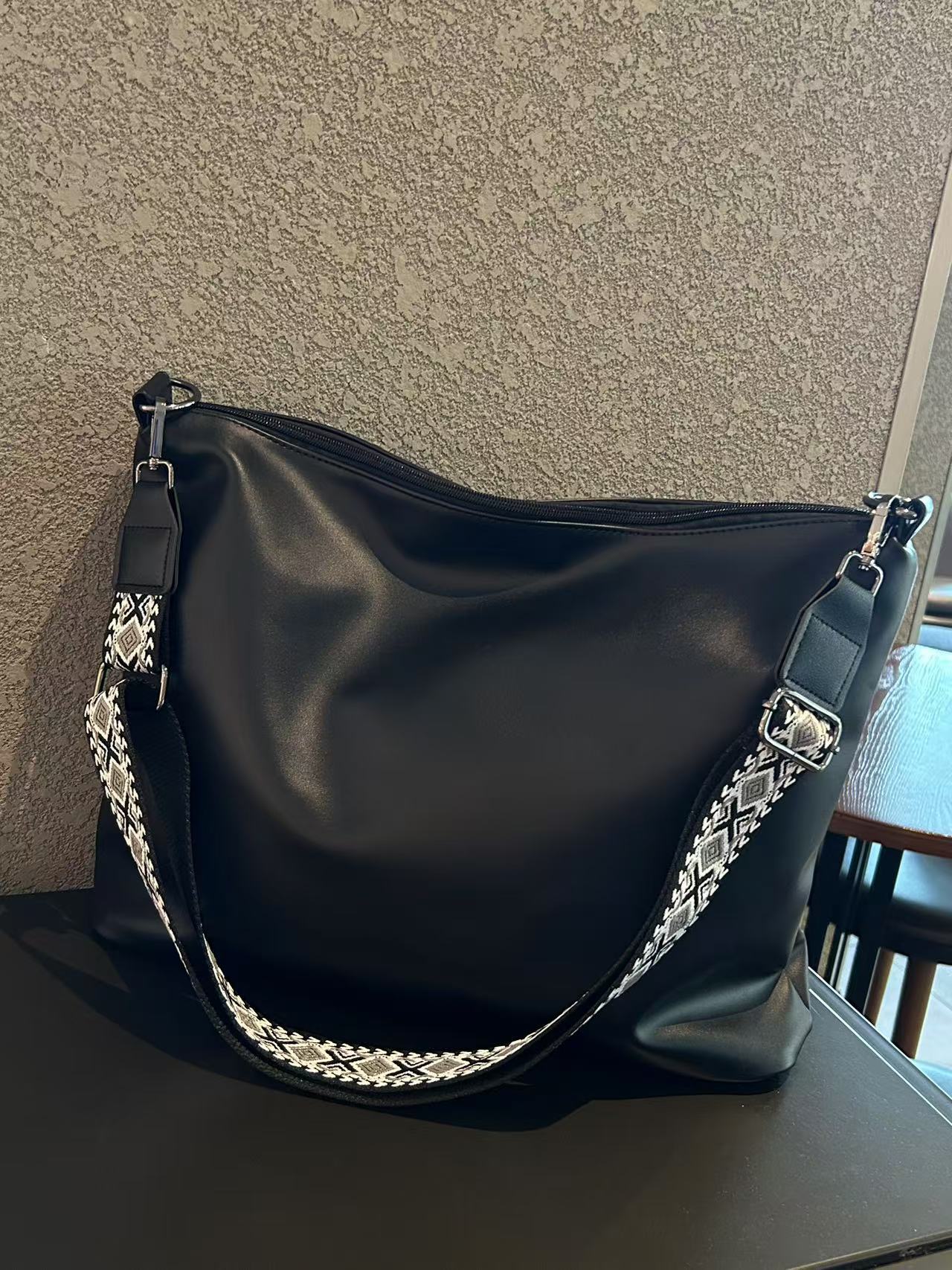 大容量托特包百搭黑色单肩斜挎包健身ins小众轻奢街头通勤电脑包