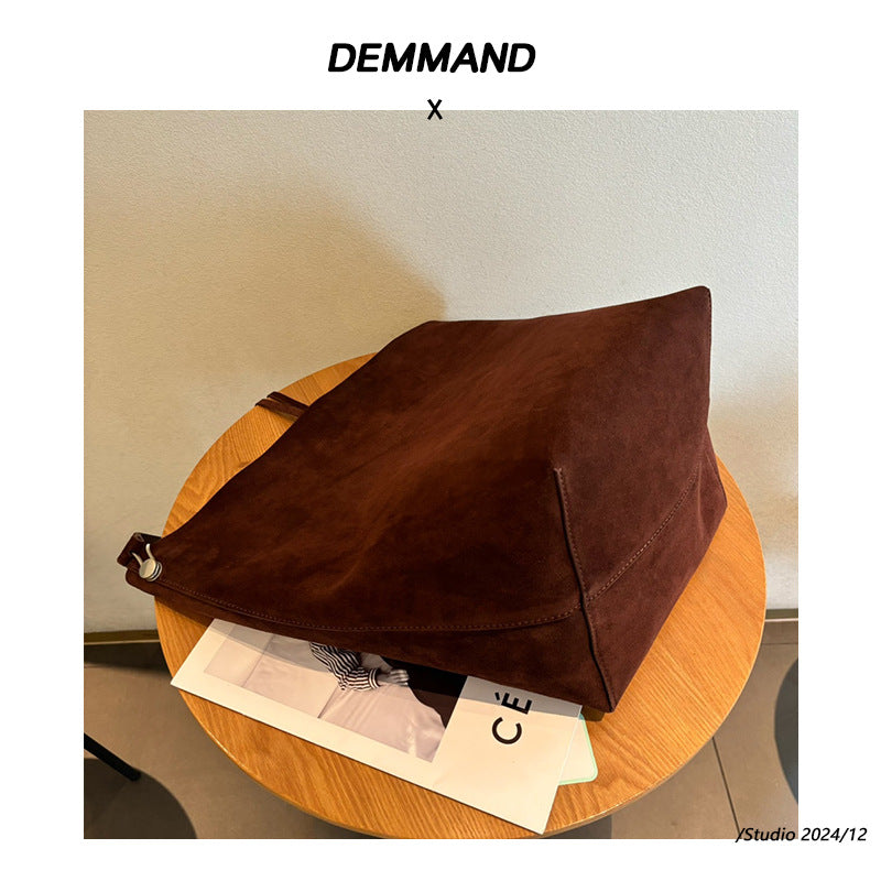 美拉德复古包包女2024新款秋冬麂皮绒面单肩斜挎大容量通勤水桶包