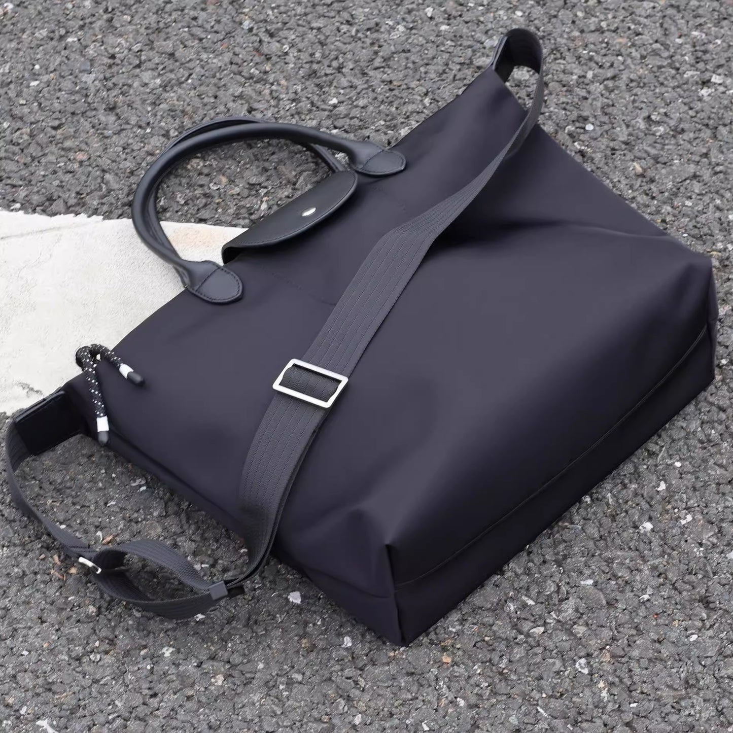 高级感斜挎饺子包黑色男女同款手提托特包百搭通勤休闲包无痕代发